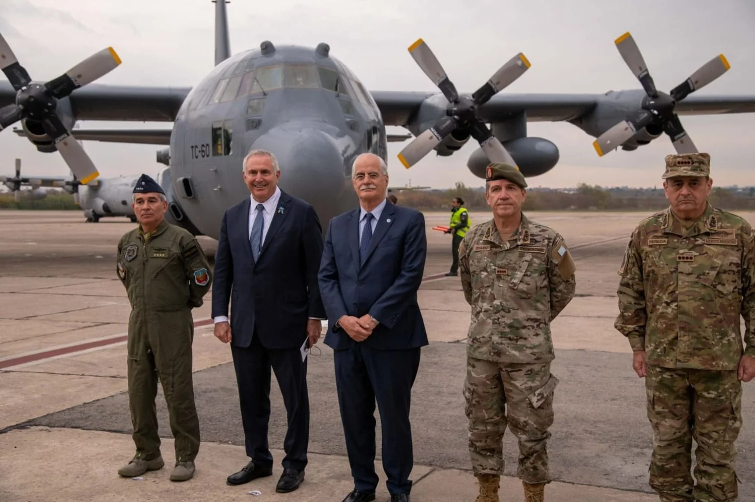 Marc Stanley y Jorge Taiana, junto al avión Hércules C-130H matrícula TC-60, el 6 de junio de 2023