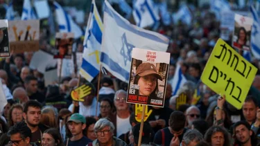 Miles de israelíes se manifiestan por rehenes al cumplirse seis meses de guerra