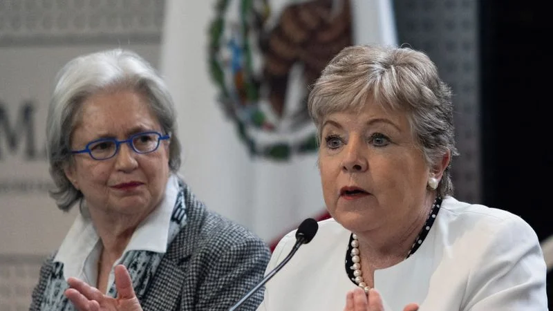 México da la bienvenida al personal de su embajada en Ecuador tras incursión forzada