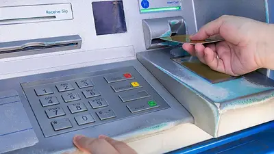 Qué hacer el cajero automático retiene la tarjeta de débito Qué hacer el cajero automático retiene la tarjeta de débito