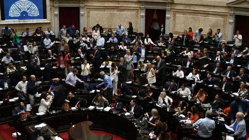 Se activa el Congreso: el Gobierno manda la ley Bases y la oposición debate el DNU