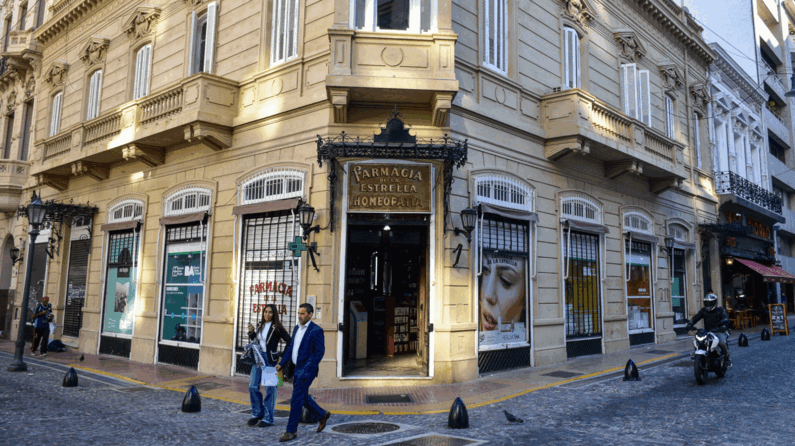 Abrió en 1834 por un boticario, fue la primera farmacia del país y en ella hacían sus propios remedios: la historia De La Estrella, entre pociones y libros de más de 190 años