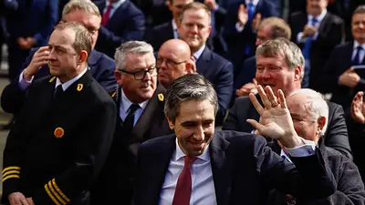 Simon Harris es elegido nuevo primer ministro de Irlanda con la promesa de "nuevas ideas y energía" Simon Harris es elegido nuevo primer ministro de Irlanda con la promesa de "nuevas ideas y energía"