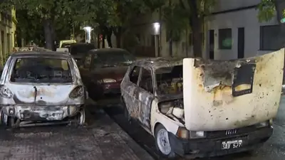 Ataque quemacoches en Villa Luro: incendiaron tres autos y los destruyeron por completo Ataque quemacoches en Villa Luro: incendiaron tres autos y los destruyeron por completo