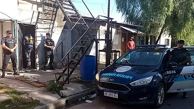 La Policía Federal Argentina, dependiente del Ministerio de Seguridad de la Nación, realizó en la madrugada del viernes una serie de allanamientos en Rosario en los cuales detuvo a tres personas que mantenían contacto con Luciano y Guille Cantero, líderes del grupo ?Los Monos? que se encuentran cumpliendo condena en el penal de Marcos Paz. Foto: NA. La Policía Federal Argentina, dependiente del Ministerio de Seguridad de la Nación, realizó en la madrugada del viernes una serie de allanamientos en Rosario en los cuales detuvo a tres personas que mantenían contacto con Luciano y Guille Cantero, líderes del grupo ?Los Monos? que se encuentran cumpliendo condena en el penal de Marcos Paz. Foto: NA.