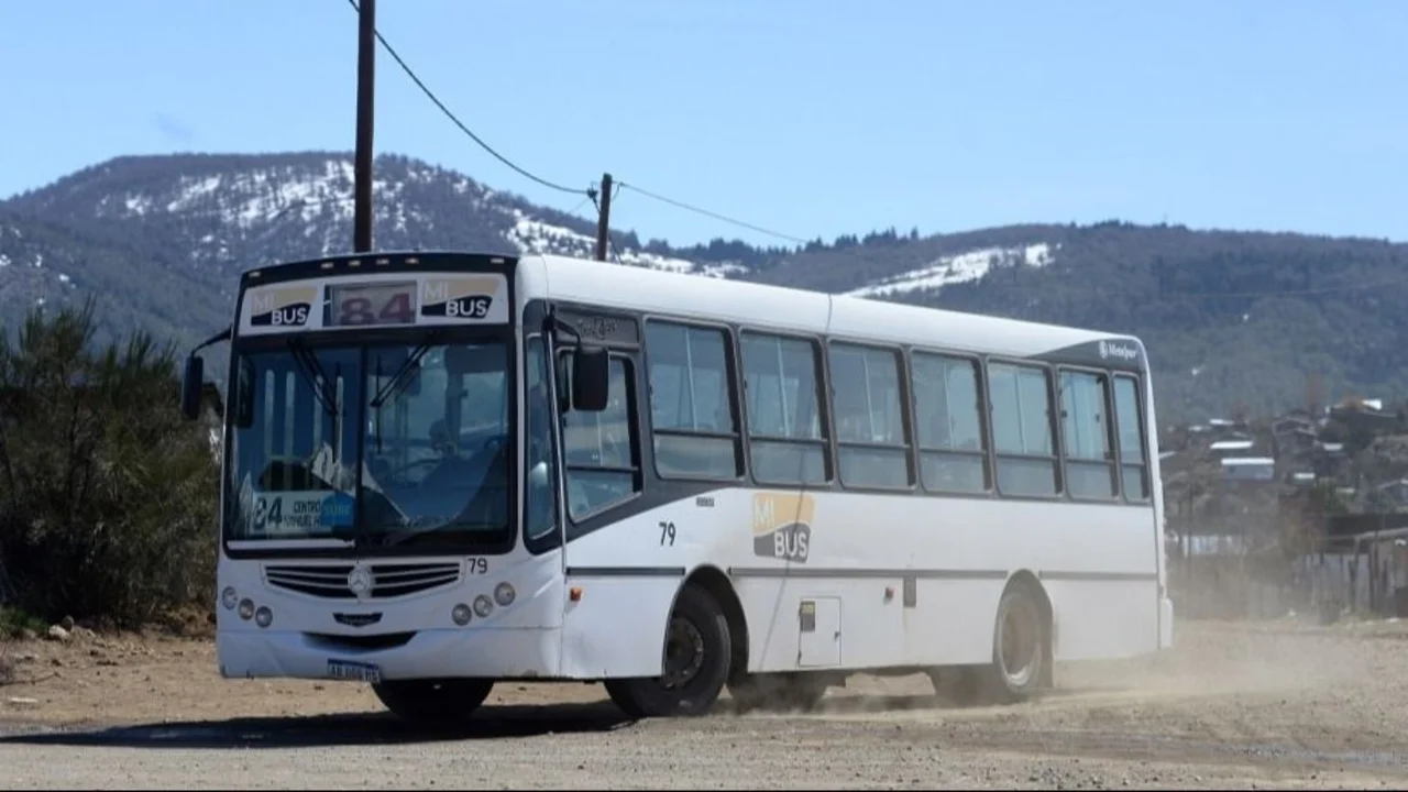 Fotografía de un colectivo en Bariloche 