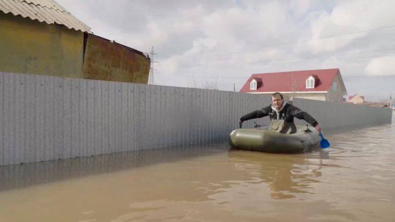 La rápida crecida del río Ural inunda viviendas en la ciudad rusa de Oremburgo