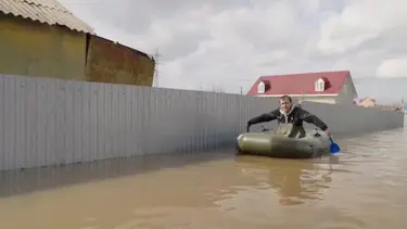 La rápida crecida del río Ural inunda viviendas en la ciudad rusa de Oremburgo