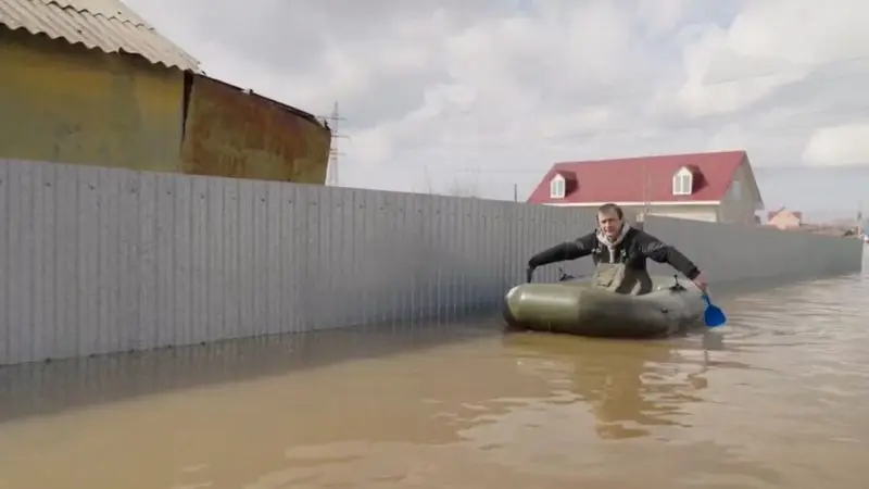 La rápida crecida del río Ural inunda viviendas en la ciudad rusa de Oremburgo