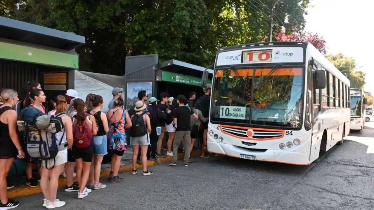 Fila de personas esperando colectivo
