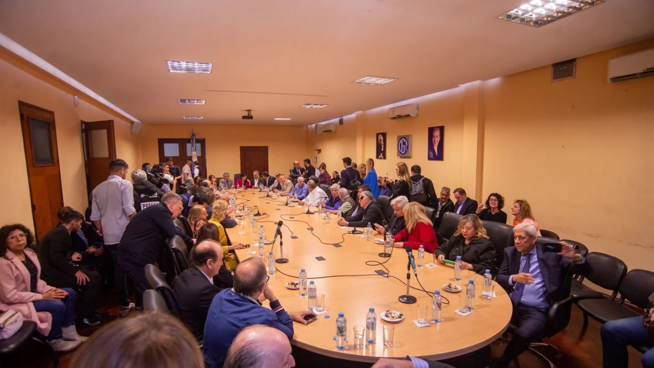 La CGT recibió a senadores de Unión por la Patria a horas de definir un posible paro o movilización