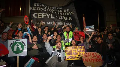 Realizaron un "Cacerolazo Educativo" contra el vaciamiento en las universidades Realizaron un "Cacerolazo Educativo" contra el vaciamiento en las universidades