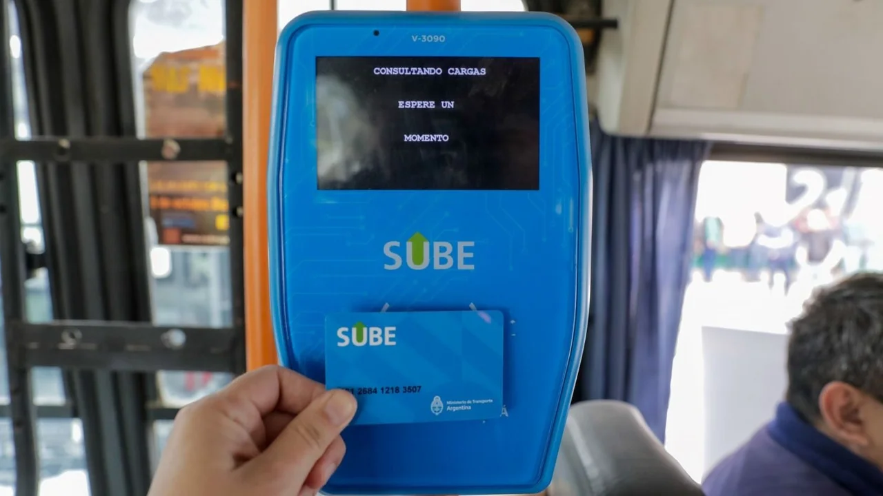 Usuaria del transporte público pagando con SUBE 