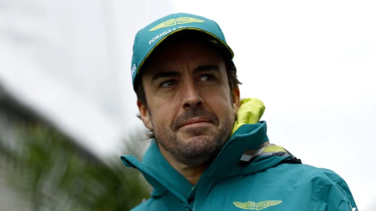 Alonso amplía su contrato con Aston Martin