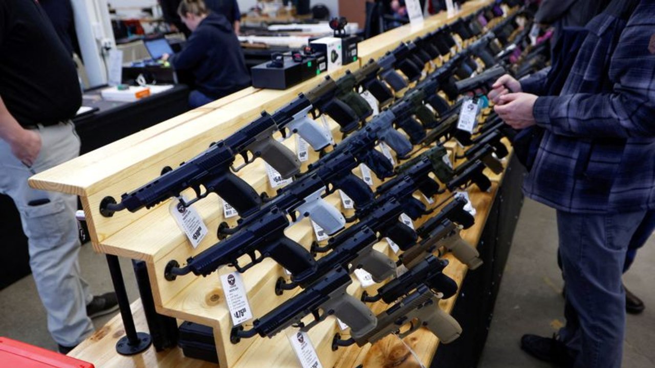 EEUU cerrará el "vacío legal" en las ferias de armas y exigirá más controles de antecedentes