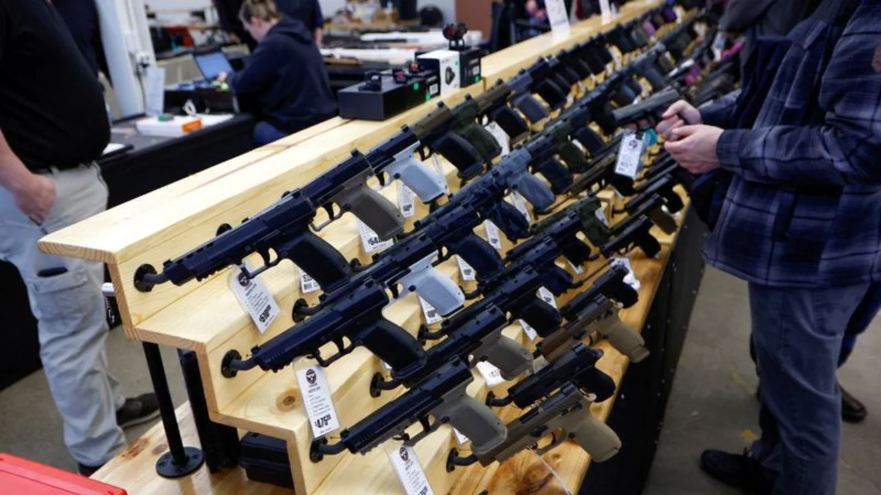 EEUU cerrará el "vacío legal" en las ferias de armas y exigirá más controles de antecedentes