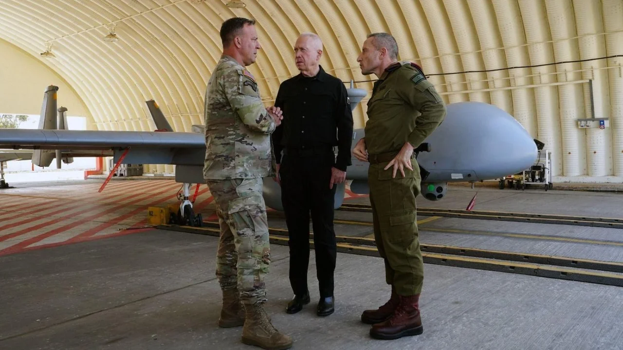 Israel calculó en más de 200 los drones y misiles lanzados por Irán y confirmó daños en una base militar