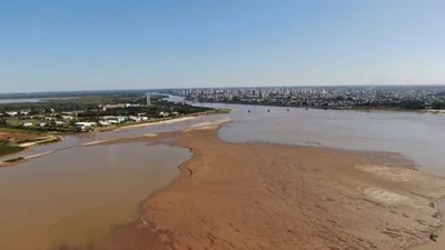 El río Paraná con poco caudal de agua El río Paraná con poco caudal de agua
