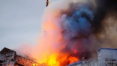 La histórica Bolsa de Copenhague se incendia y el chapitel se derrumba La histórica Bolsa de Copenhague se incendia y el chapitel se derrumba
