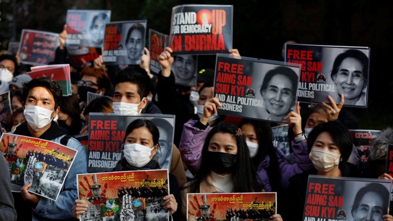 La junta militar de Myanmar traslada a la exlíder Suu Kyi de prisión a arresto domiciliario