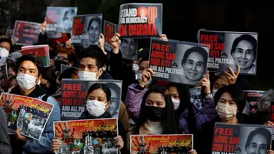 La junta militar de Myanmar traslada a la exlíder Suu Kyi de prisión a arresto domiciliario La junta militar de Myanmar traslada a la exlíder Suu Kyi de prisión a arresto domiciliario