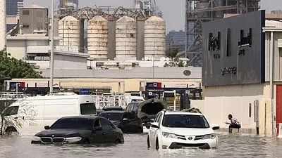 Emiratos Árabes se enfrenta a las secuelas de una tormenta sin precedentes que paraliza el país Emiratos Árabes se enfrenta a las secuelas de una tormenta sin precedentes que paraliza el país