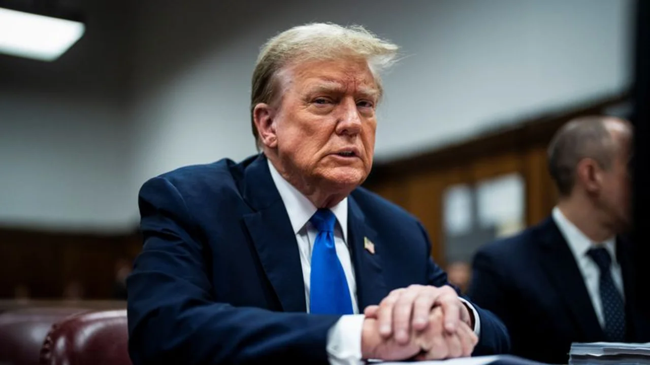Juicio contra Trump pierde a un miembro del jurado que se sintió intimidada, según el juez