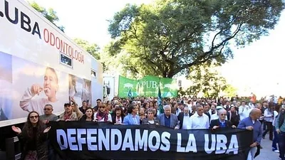El Hospital de Clínicas redujo las cirugías y funciona a menos del 40% por el ajuste presupuestario El Hospital de Clínicas redujo las cirugías y funciona a menos del 40% por el ajuste presupuestario