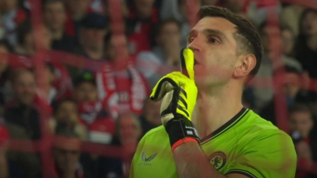 Emiliano "Dibu" Martínez Aston Villa Conference League