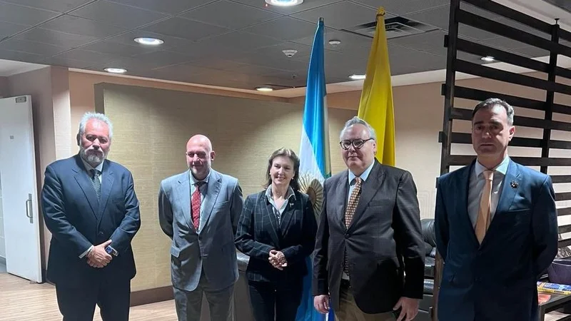 Mondino viajó a Colombia tras la crisis diplomática 