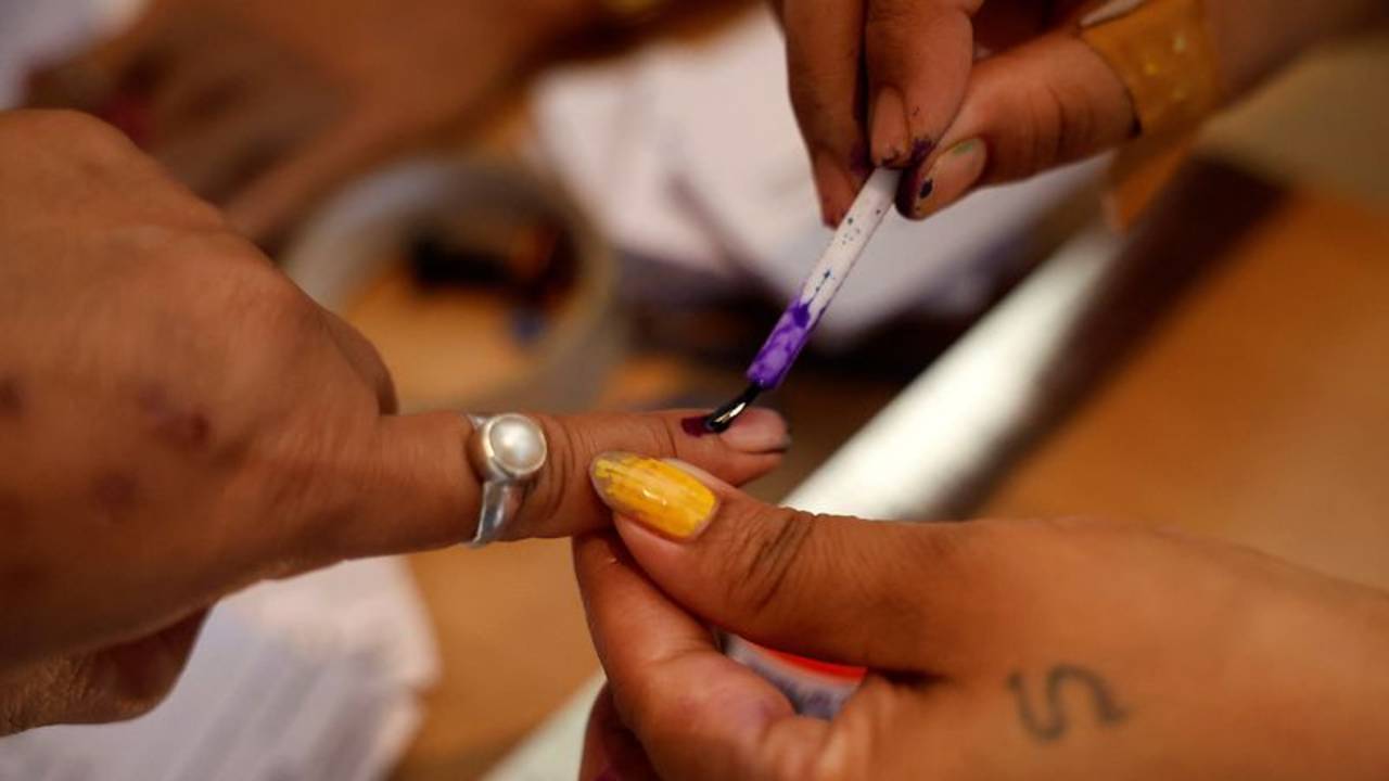 Los indios acuden a las urnas en unas elecciones dominadas por el empleo, el orgullo hindú y Modi