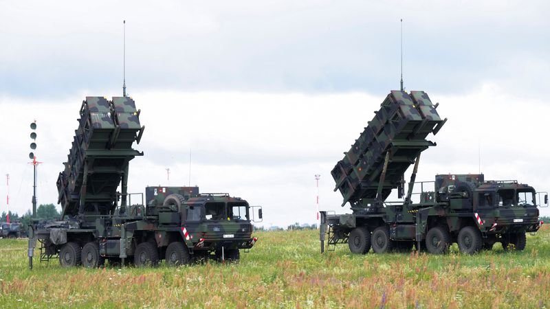 Ucrania necesita al menos siete sistemas de defensa antiaérea Patriot, dice Zelenski a la OTAN