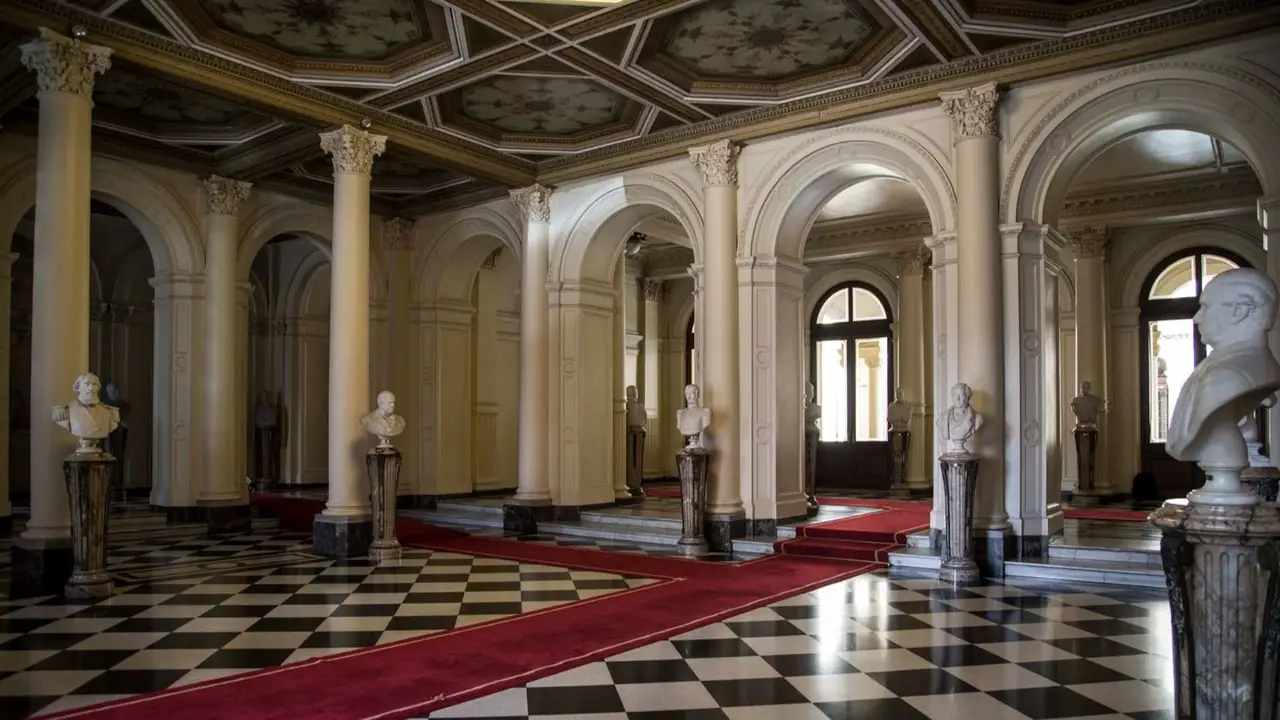 El Gobierno inaugurará un busto de Menem en Casa Rosada y lo ubicará al lado del de Néstor Kirchner