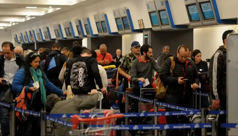 “Riesgo de vida de los pasajeros”: la advertencia sobre la decisión del Gobierno por los vuelos y el paro de aviones