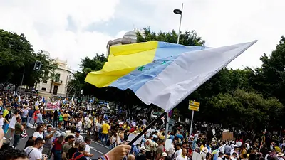 Miles de personas protestan en las Islas Canarias por el turismo masivo Miles de personas protestan en las Islas Canarias por el turismo masivo