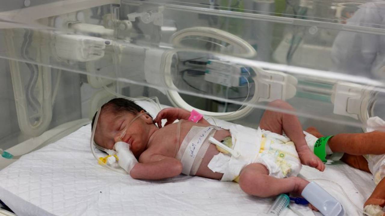 Salvan a una bebé del vientre de su madre muerta en ataque israelí en Gaza