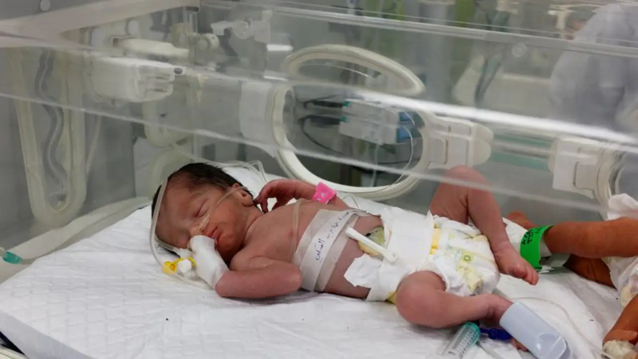 Salvan a una bebé del vientre de su madre muerta en ataque israelí en Gaza