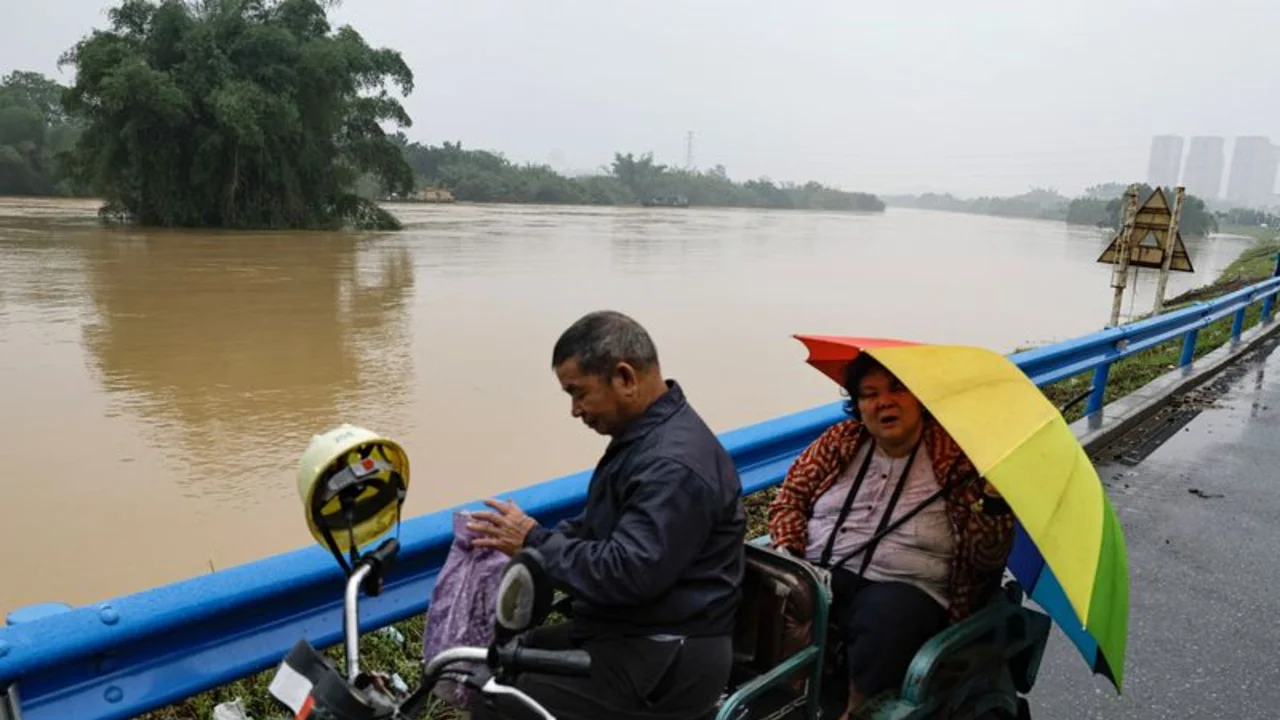 Rescatistas se apresuran a socorrer a atrapados por las inundaciones en la provincia china de Cantón