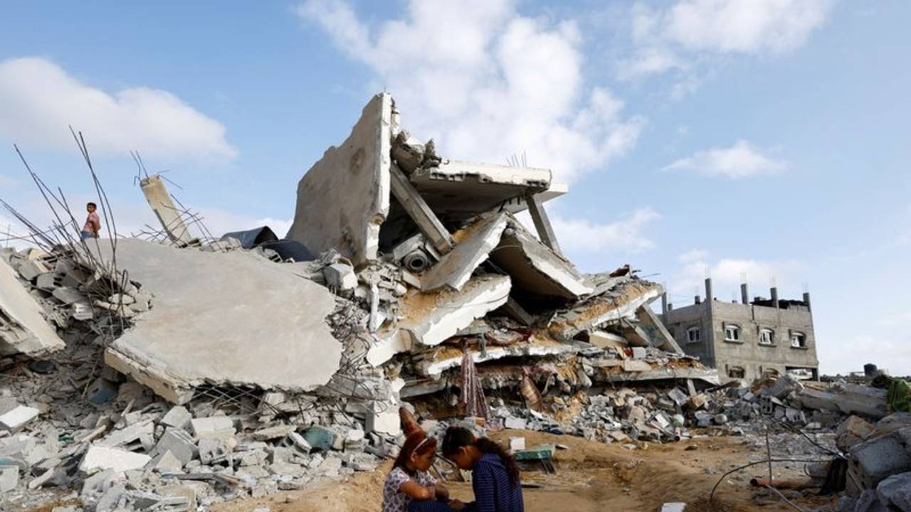 Tropas israelíes vuelven a irrumpir en este de Jan Yunis; se recuperan muertos en ruinas de hospital