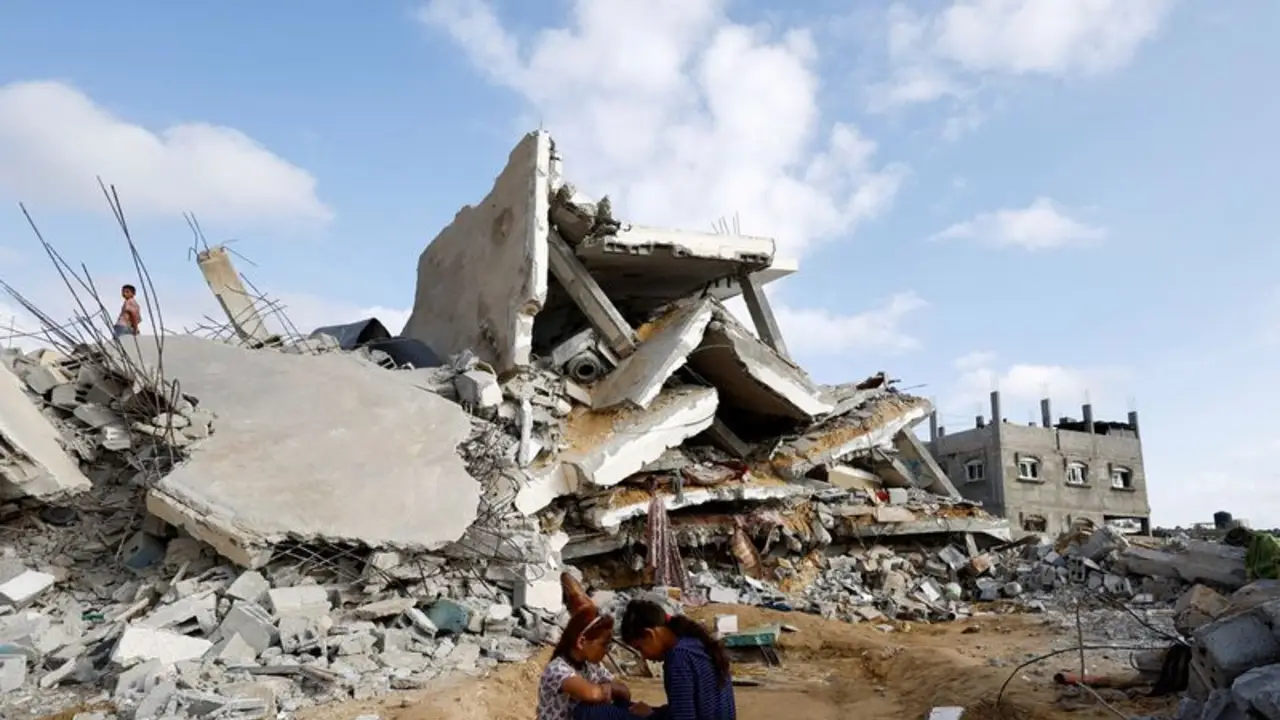 Tropas israelíes vuelven a irrumpir en este de Jan Yunis; se recuperan muertos en ruinas de hospital