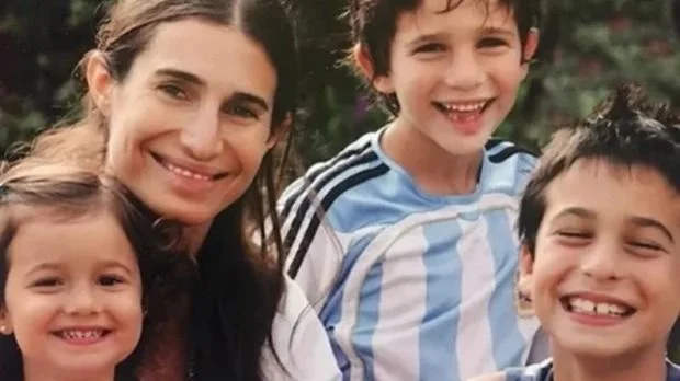Romina Yan y sus tres hijos