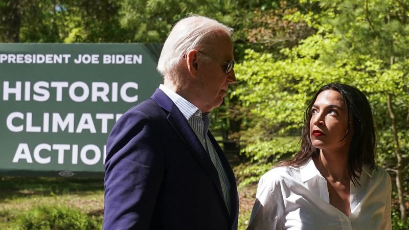 Biden y Ocasio-Cortez se reúnen mientras la política de Israel veja a algunos liberales