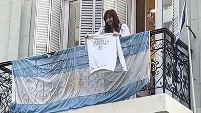 Marcha universitaria: el gesto de Cristina Kirchner con dos egresadas en plena movilización Marcha universitaria: el gesto de Cristina Kirchner con dos egresadas en plena movilización