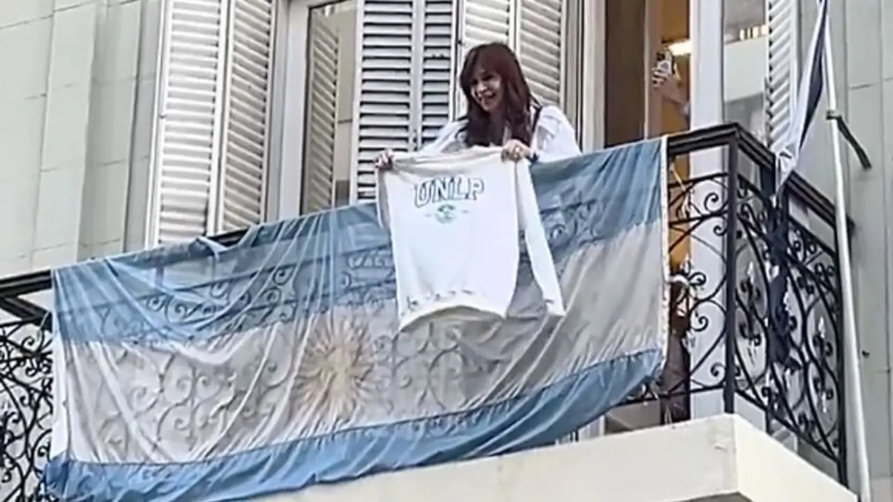 Marcha universitaria: el gesto de Cristina Kirchner con dos egresadas en plena movilización