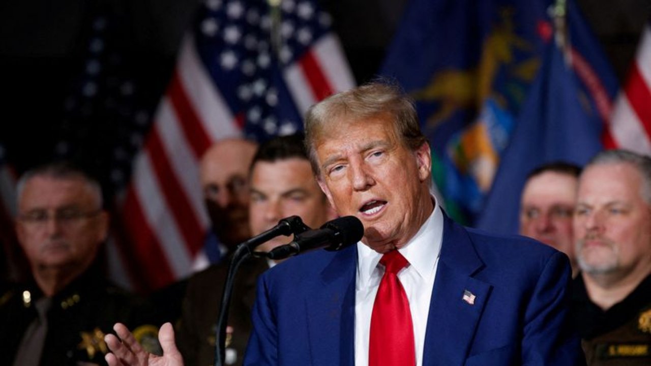 Trump se reúne con el ex primer ministro japonés Taro Aso