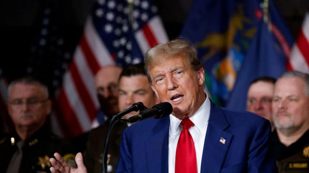 Trump se reúne con el ex primer ministro japonés Taro Aso