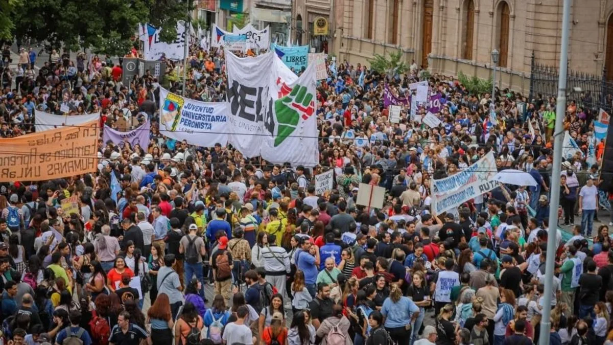Histórica marcha de la UNLaR en contra del ajuste de Milei y en defensa ...