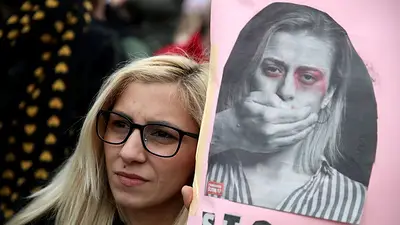 El Parlamento Europeo aprueba la primera normativa comunitaria contra el maltrato doméstico El Parlamento Europeo aprueba la primera normativa comunitaria contra el maltrato doméstico