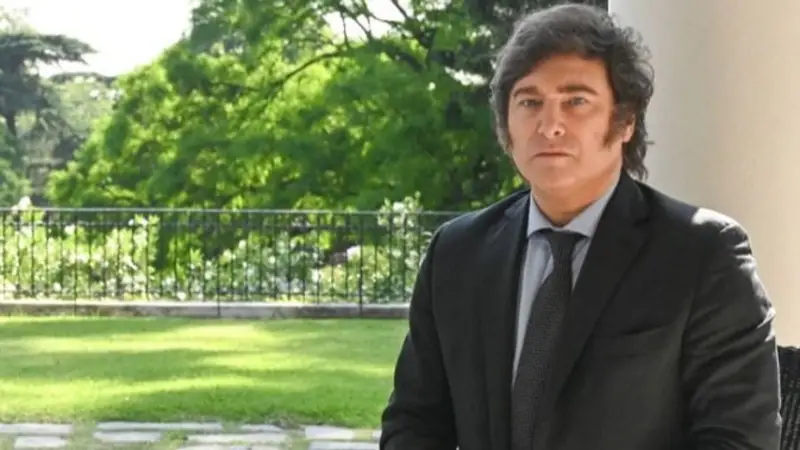 El Gobierno, de fiesta: Milei espera en Olivos que Trump lo atienda y Casa Rosada celebra con "corbatas rojas"