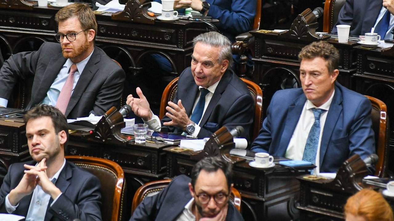 La fragmentación de dialoguistas complican a Menem y las sesiones extraordinarias